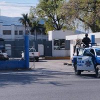 Presuntos sicarios balean la fachada del penal de Ciudad Victoria y queman el auto en que huyeron