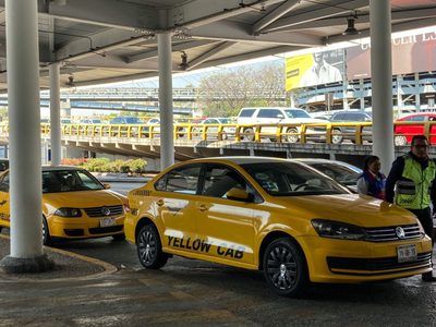 Amenazan taxistas del AICM con manifestaciones y exigen que intervenga AMLO