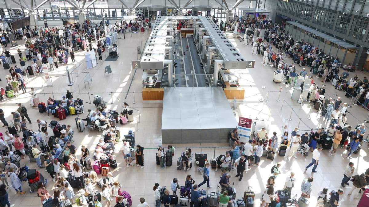Viajeros esperan para embarcar en la Terminal 1 del aeropuerto de Hamburgo, en medio del caos
