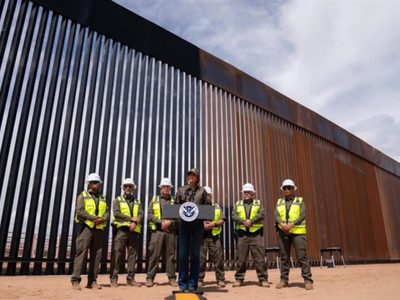 EU pinta de negro el muro fronterizo con México para subir la temperatura y frenar paso de migrantes
