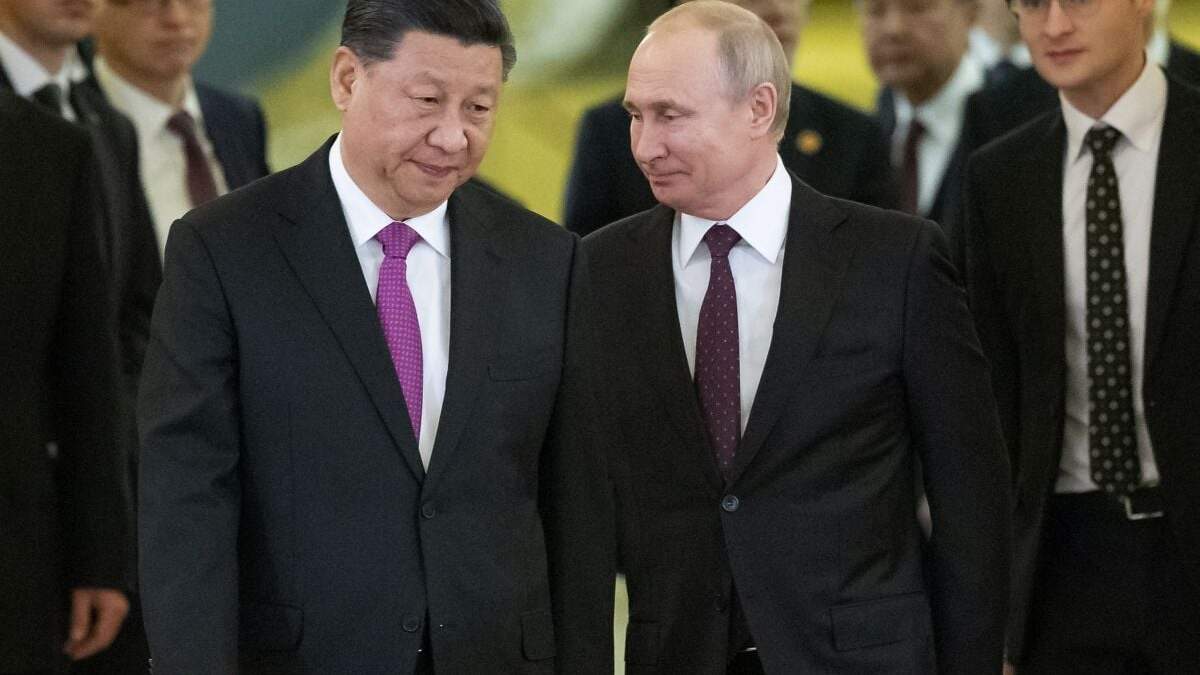 El presidente de China, Xi Jinping, a la izquierda, y el presidente de Rusia, Vladímir Putin, a la derecha, entran en una sala para reuniones en el Kremlin, en Moscú, Rusia, el 5 de junio de 2019