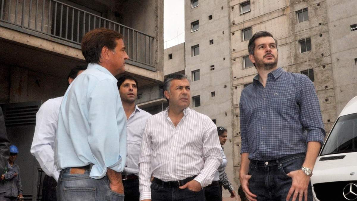 Mayo del 2017. El jefe de Gabinete de la Nación, Marcos Peña, junto a Alfredo Cornejo, y el entonces intendente de Ciudad, Rodolfo Suárez, en los edificios del Plan PROCREAR