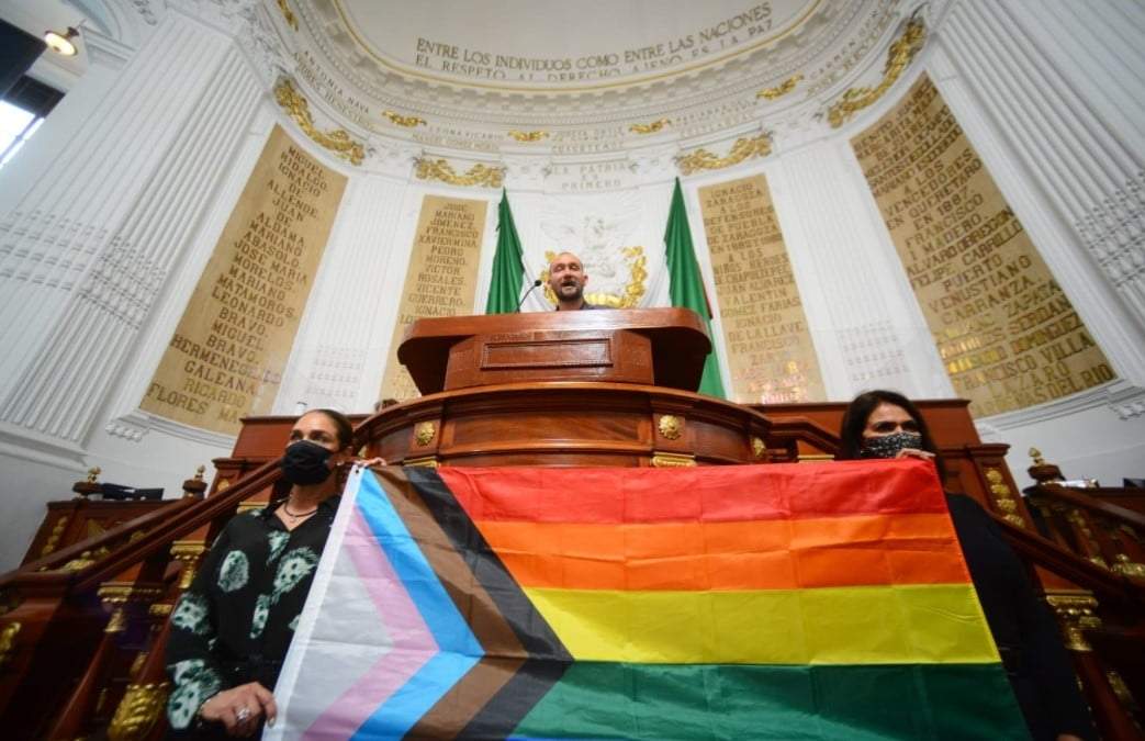 El diputado Temístocles Villanueva durante la sesión donde fue aprobada la ley.