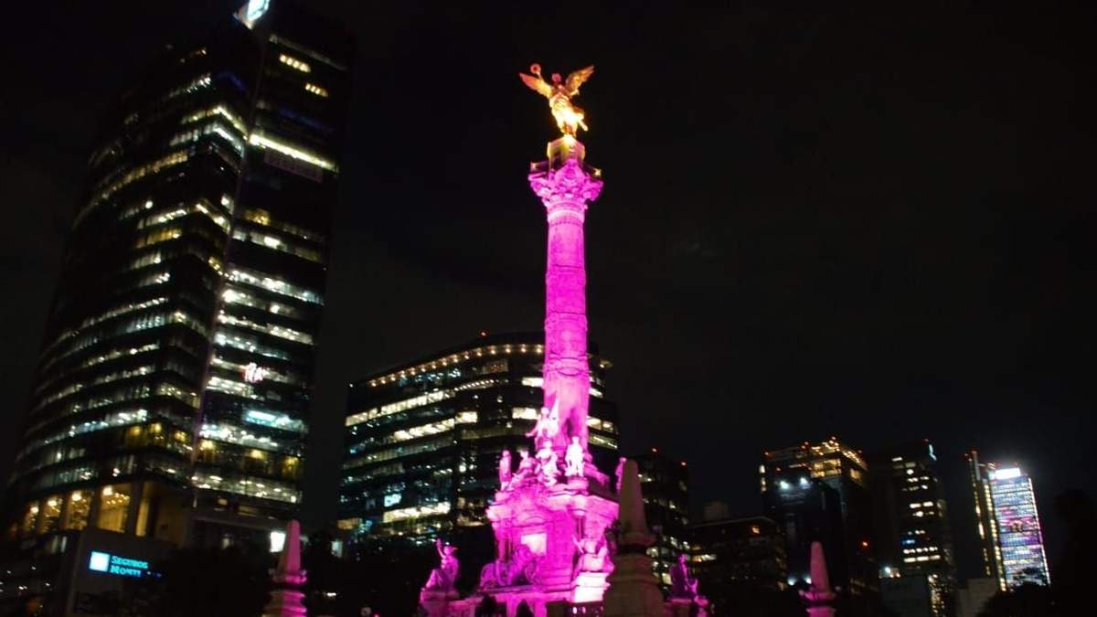 El Ángel de la Independencia iluminado de rosa por el Día Internacional de la Lucha contra el Cáncer de Mama