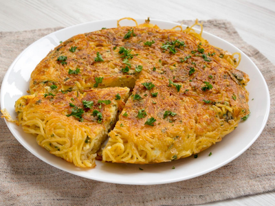 Nunca más tires los fideos que sobraron del día anterior, prepará esta exquisita tortilla rellena en minutos