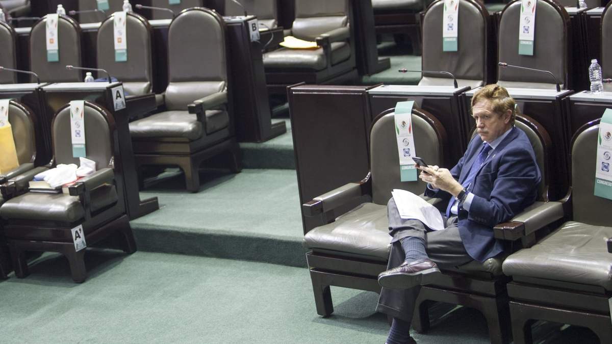 l panista Juan Carlos Romero Hicks dijo que empresarios y autoridades pidieron una semana más. Foto: Miguel Dimayuga