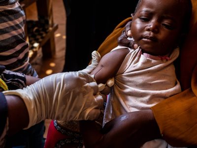 La pandemia de covid-19 desató rebrote de polio, sarampión y neumonía: OMS