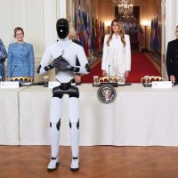 Melania Trump aparece con un robot humanoide en cumbre sobre IA y tecnología (Video)