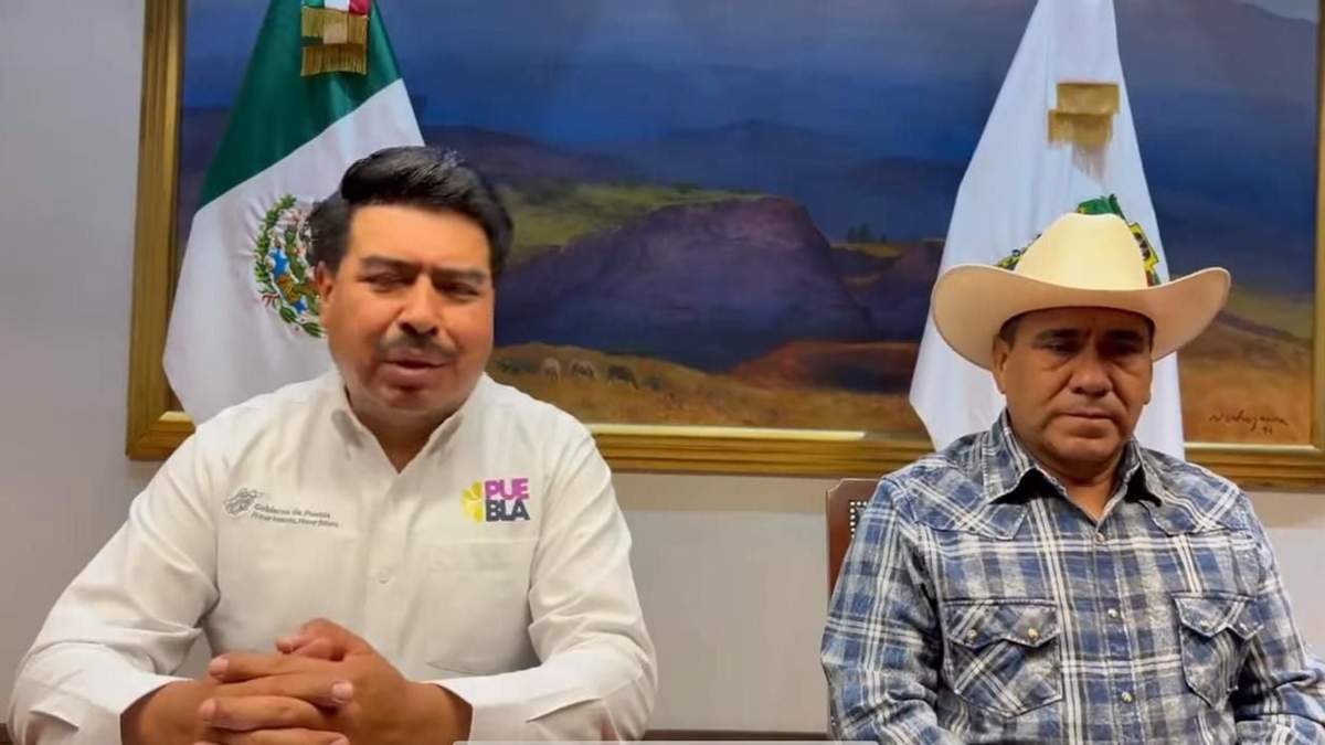 Javier Aquino Limón, secretario de Gobernación de Puebla, y Rodolfo García López, presidente municipal petista de Coyomeapan