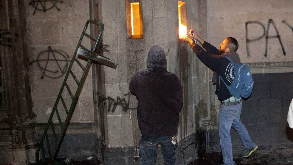 Tras la marcha en Solidaridad con los 43 normalistas desaparecidos, manifestantes intentaron derribar e incendiar el portón del Palacio Nacional, usando vallas metálicas y antorchas improvisadas, los actos duraron más de una hora hasta que elementos del Estado Mayor salieron a resguardar la fachada del Palacio.