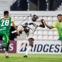 Adebayor, de la patada criminal a otro récord en su paso por Olimpia