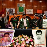 AMLO incumplió y “protege mucho a sus militares”: padres de los 43 de Ayotzinapa en la UNAM