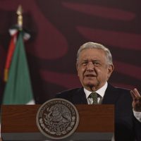 AMLO acusa a la SCJN de violar la Constitución al negarse a reducir el salario de Lenia Batres