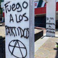 "Anti-homenaje póstumo" a Fidel Herrera deja pintas y destrozos en INE y Comité Estatal del PRI