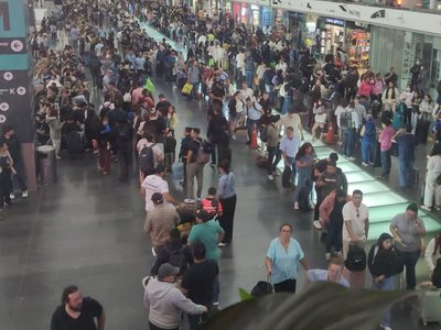Caos en el AICM tras suspender operaciones por fuertes lluvias (Video)