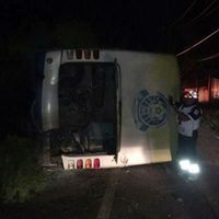 Vuelca autobús del equipo de futbol Reboceros de la Piedad; hay ocho lesionados