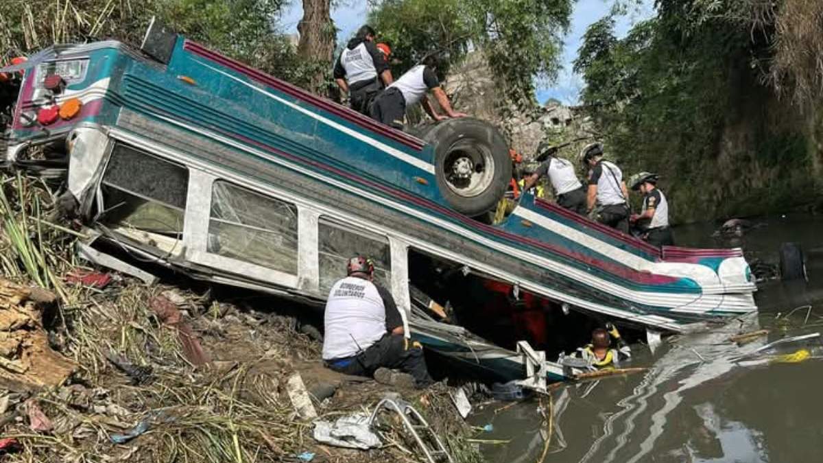 Autobús de pasajeros vuelca en Guatemala
