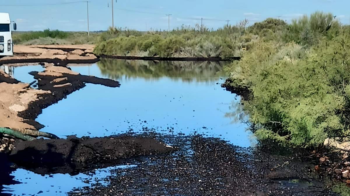 Derrame de petróleo en los alrededores de Catriel. Fuente: (Twitter)