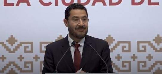Entre los programas que, según Batres, han contribuido a disminuir la pobreza en la CDMX, destacó la Pensión para Adultos Mayores, la Beca de Personas con Discapacidad, las Becas “Benito Juárez” y “Bienestar para niñas y niños” y el programa “Jóvenes Construyendo el Futuro”