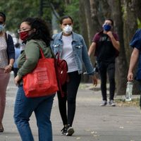 Casos de covid-19 en niños y jóvenes van al alza en América, alerta la OPS