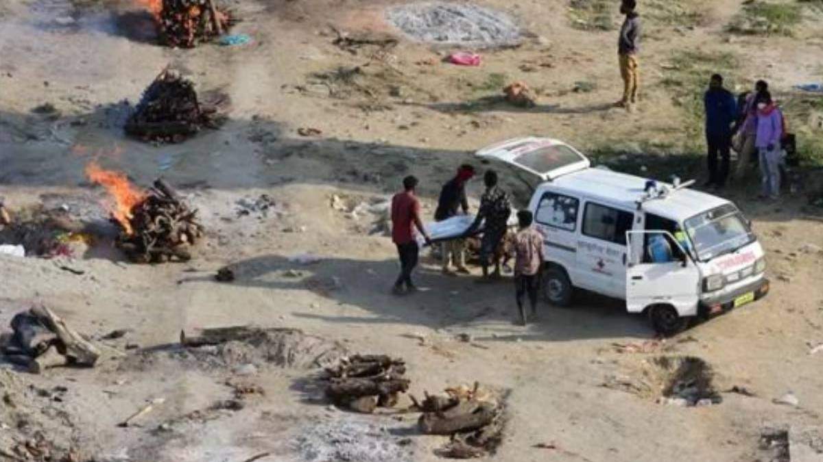Familiares y paramédicos creman el cuerpo de un fallecido por el covid