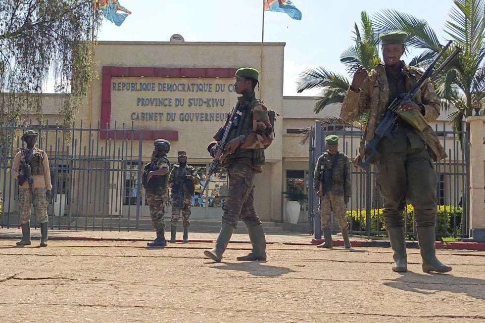Rebeldes del M23 vigilan las afueras de la oficina administrativa de la provincia de Kivu del Sur, en el centro de Bukavu, la segunda ciudad más grande del este del Congo, el domingo 16 de febrero de 2025.