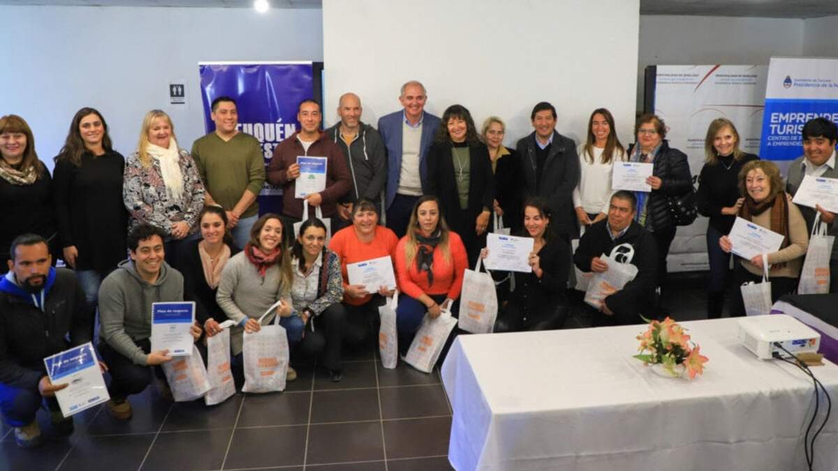 Entrega de certificados en Senillosa. Fuente (Twitter).