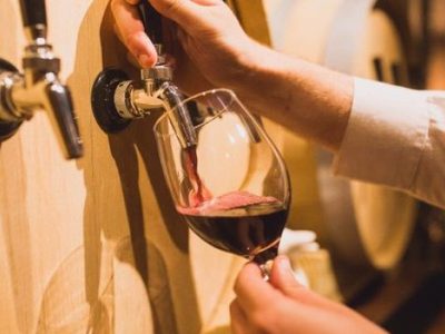 El INV impulsa la venta de vino tirado para competir con la cerveza