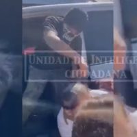 Civiles armados rapan a una mujer que les reclamó por obstruir el estacionamiento