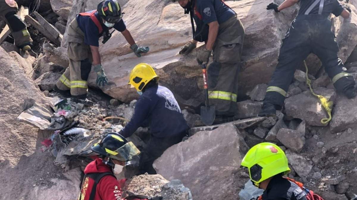 Rescatistas en el derrumbe del Cerro del Chiquihuite, en Tlalnepantla