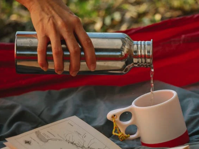 El truco definitivo de la abuela para eliminar las manchas y el olor de tu termo de café