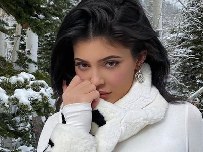¡No apto para cardíacos! Kylie Jenner calienta las redes con una foto tomando sol boca abajo
