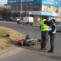 Motociclista alcoholizado chocó y se negó a recibir asistencia en Centenario