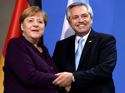 Alivio para el presidente: Merkel se comprometió a respaldar al país en las negociaciones con el FMI