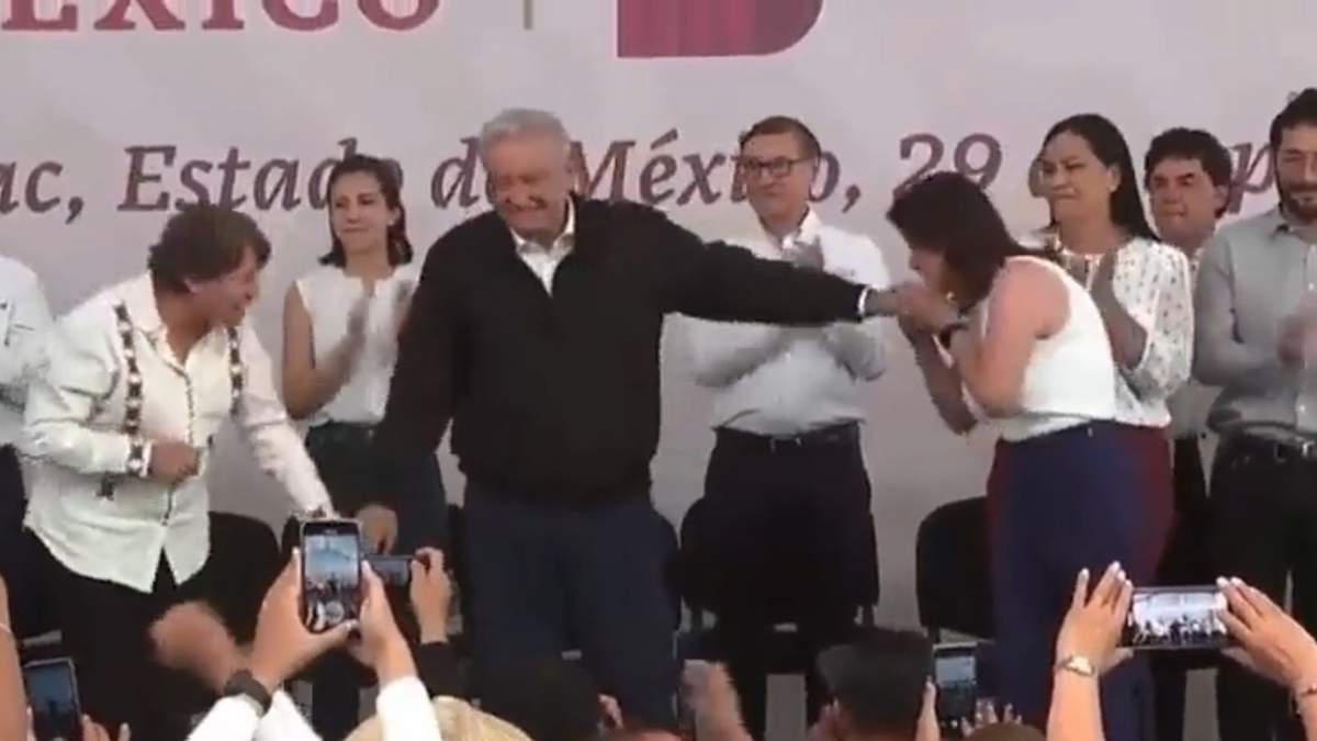 Mariela Gutiérrez, alcaldesa de Tecámac, besó la mano del presidente