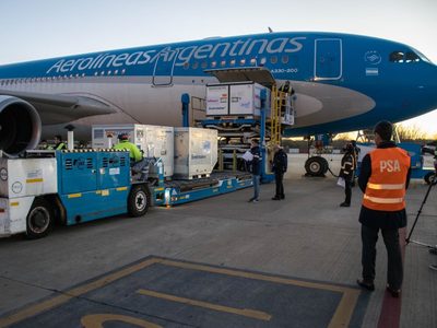 En busca de nuevas vacunas, despegó el último vuelo con destino a China