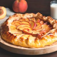 Ponele onda a la tarde gris con esta deliciosa tarta rústica de duraznos que es un 10 para la merienda
