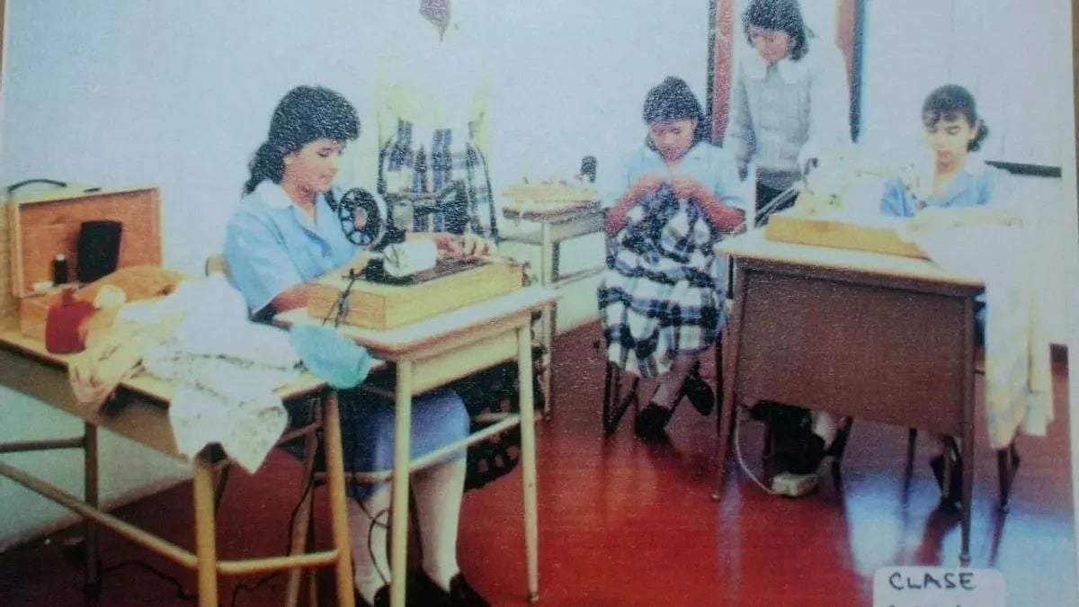 Clases de costura en el ICES del Opus Dei de Argentina