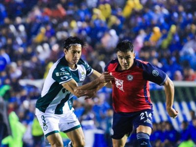 Cruz Azul se impone 2-0 a Santos y asegura el liderato en el Torneo Apertura 2024 (Video)