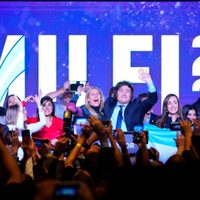 Argentinos, entre la esperanza y el temor por el triunfo del ultraderechista Milei en las primarias