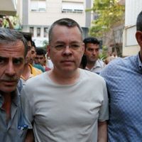 En medio de la tensión diplomática con EU, tribunal de Turquía rechaza liberar al pastor Brunson