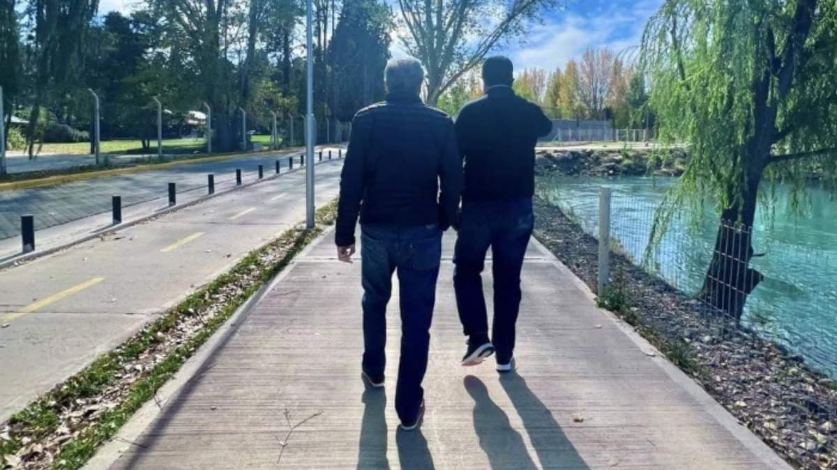Políticos opositores en el paseo costero de Neuquén. Fuente: (Twitter)