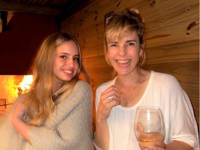 Julieta Cardinali y su hija Charo Calamaro imponen el chic bohemio con el ítem estrella del otoño: la bufanda skinny