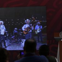 Esta es la razón por la que AMLO recomendó a los jóvenes la canción “No se va” de Grupo Frontera