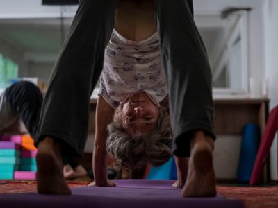 Yoga en un sótano ayuda a ucranianos a lidiar ataques rusos