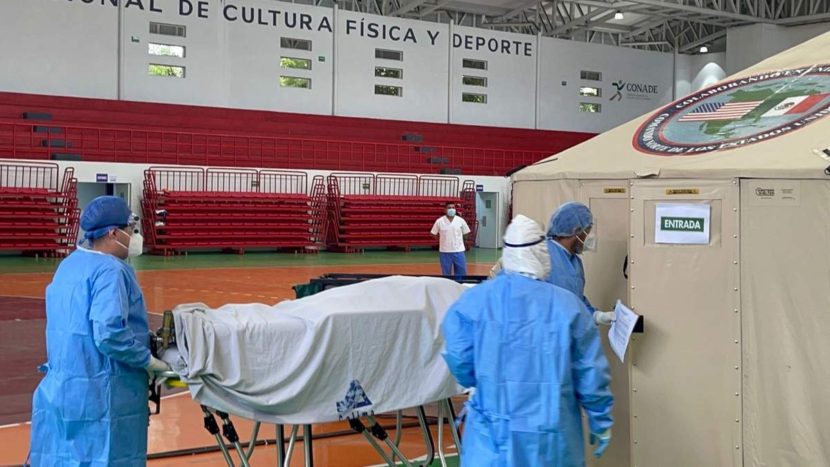 Traslado de pacientes a un hospital móvil covid-19 en Colima