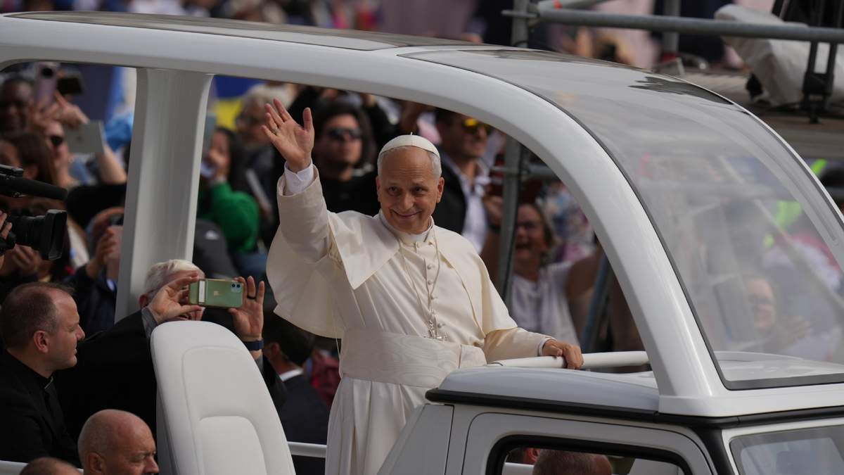 El Papa León XIV saluda desde su papamóvil tras la misa por el Jubileo de los Migrantes y Misioneros en la plaza de San Pedro del Vaticano, el domingo 5 de octubre de 2025
