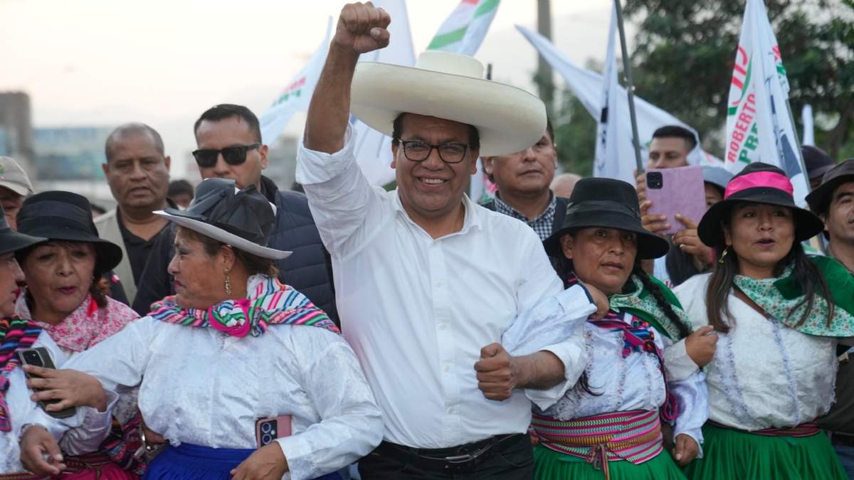 El candidato presidencial Roberto Sánchez, del partido Juntos por el Perú, llega para reunirse con simpatizantes en la comunidad de Huaycán, Lima, Perú, el sábado 9 de mayo de 2026