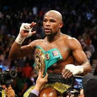 "En una noche": Floyd Mayweather le apuntó a Julio César Chávez, padre e hijo, con un polémico comentario