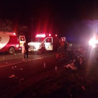 Suman seis muertos y 53 heridos por choque de autobús y tráiler en Michoacán